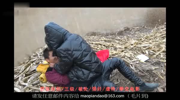 猥琐民工勾引高颜值学生妹，野外多姿势尻逼啪啪啪，好逼让狗尻了